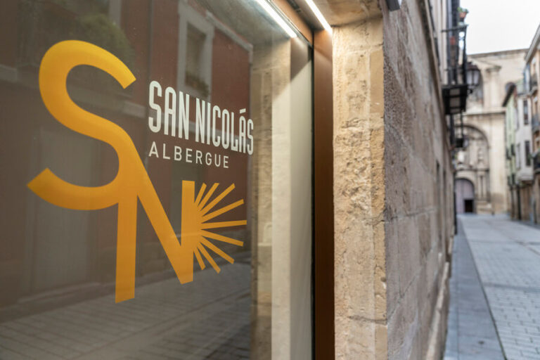 Entrada del Albergue de peregrinos San Nicolás en Logroño